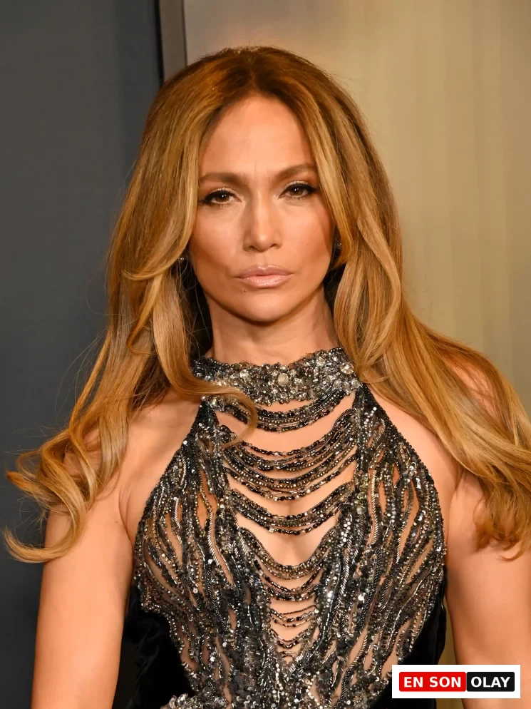 Jennifer Lopez, parlak taşlarla işli siyah elbisesi içinde, uzun, dalgalı, karamel tonlarındaki saçlarıyla dikkat çekiyor ve bu saç rengi esmerlere yakışan saç renkleri arasında ilham verici bir örnek sunuyor.