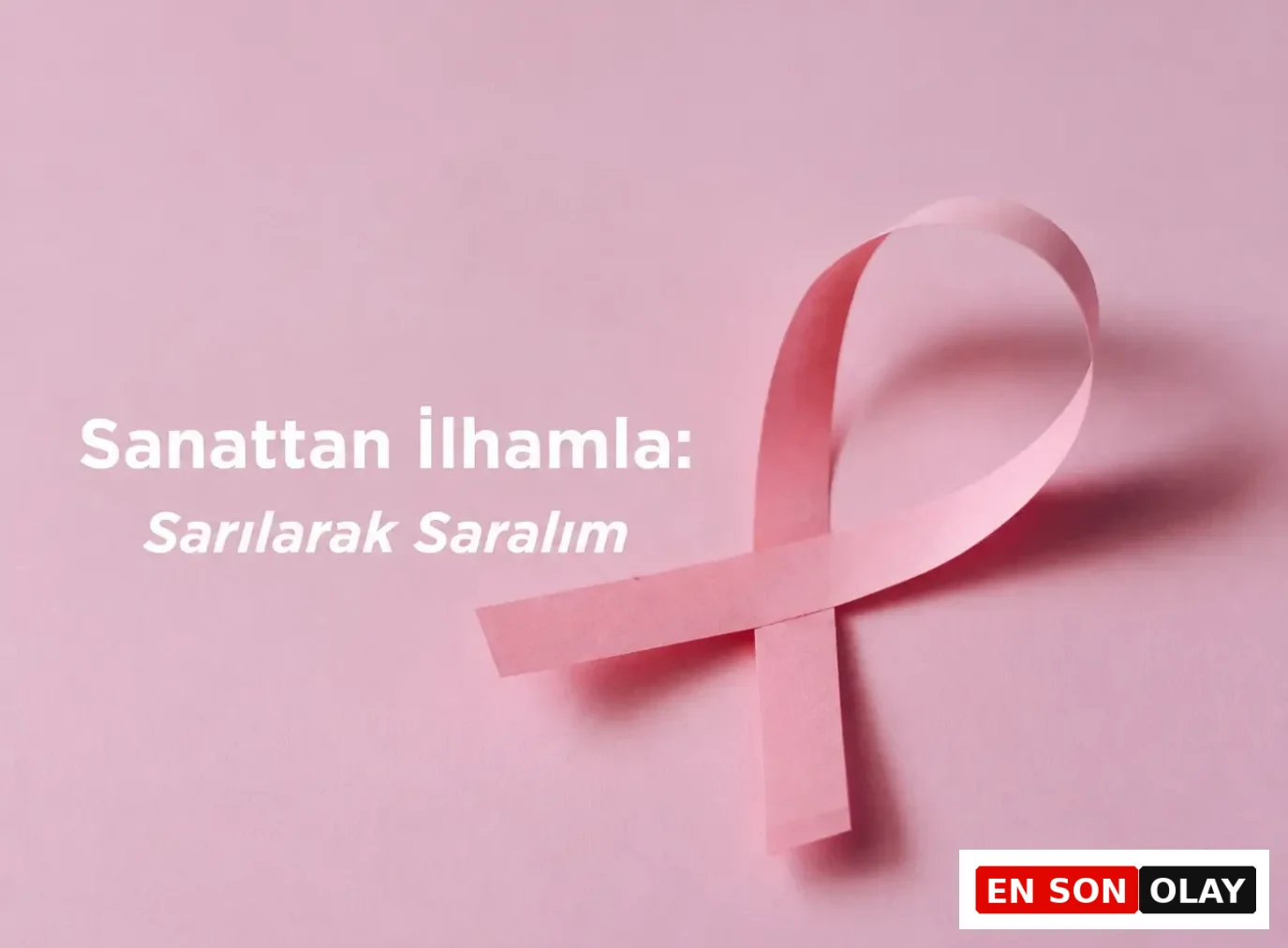 Sanatla ilham veren zarif pembe kurdele, yumuşak fırça darbeleri ve akışkan renk geçişleriyle adeta bir tablo gibi işlenmiş, meme kanseri farkındalığının gücünü ve umudu temsil eden dokunaklı bir sembol olarak öne çıkıyor.