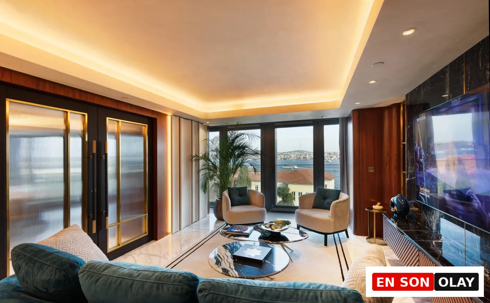 Maestro Hotel'in lüks süitinin geniş pencerelerinden Boğaz'a bakan, modern tasarımlı bu yaşam alanında kadife koltuklar, mermer sehpalar ve duvara monte büyük bir televizyon, sıcak bir ortam aydınlatmasıyla şık bir konfor sunuyor.