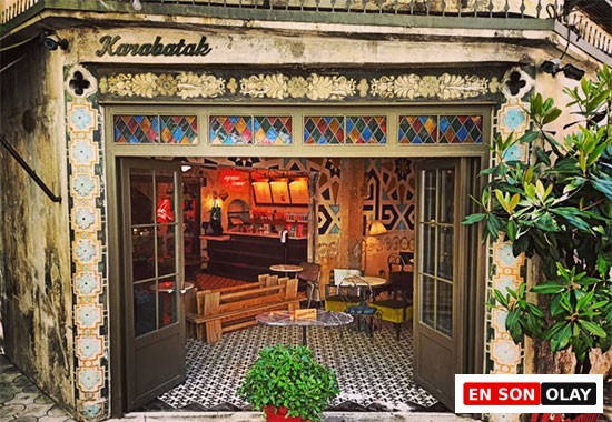 Karaköy'de, eski bir metal atölyesinden dönüştürülmüş Karabatak'ın yüksek tavanlı ve rengarenk vitraylı kapısından yayılan sıcak ışık, iç mekanın özgün tasarımı ve dışarıdaki sakin çalışma alanlarıyla İstanbul'un en iyi çalışma mekânlarından biri olduğunu çağrıştırıyor.
