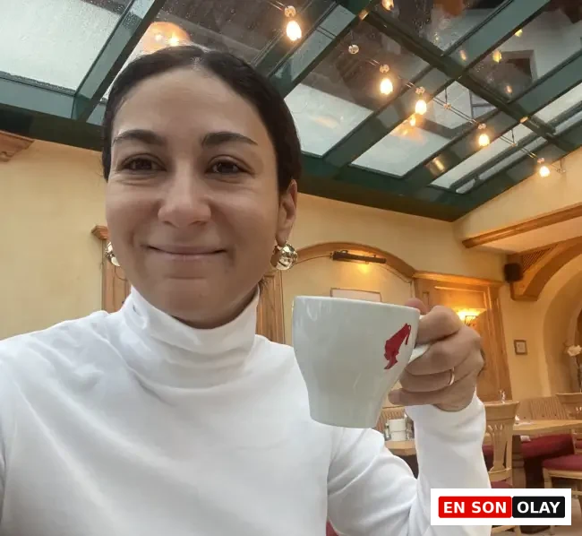 UNS Mag kurucusu İpek Özcan, İstanbul'un dışarıda verimli çalışmaya uygun en iyi çalışma mekânlarından birinde, üstü cam tavanlı, sıcak ambiyanslı bir kafede beyaz boğazlı kazağı ve büyük küpeleriyle kahvesini yudumlayarak, keyifli bir an paylaşıyor.