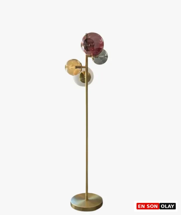 Kış dekorasyonu için bordo, amber, beyaz ve füme cam küreleri pirinç tonlu gövdeyle buluşturan Metanoya Floral Multicolour lambader.