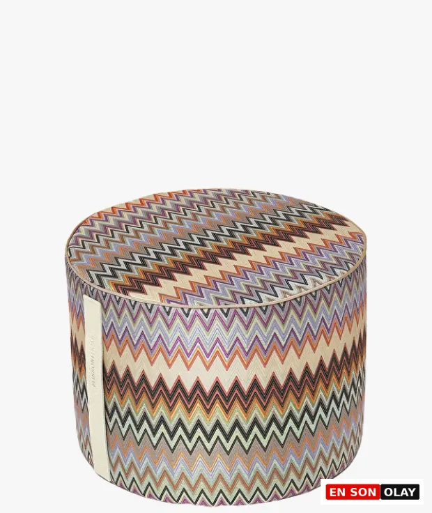 Krem, mor, turuncu, mavi ve yeşil tonlu zikzak deseniyle öne çıkan Missoni Home Masuleh silindirik puf.