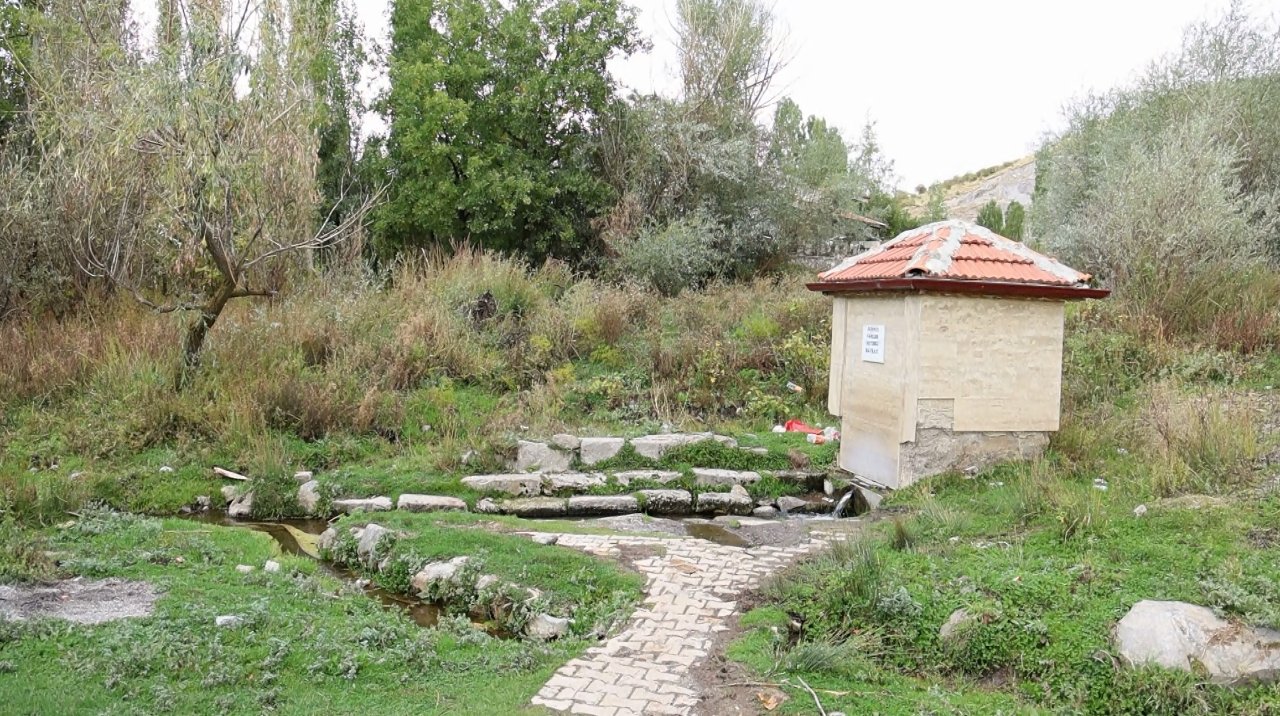Yerin altından çıkan suya akın ediyorlar! Faydasını duyan şişe şişe götürüyor