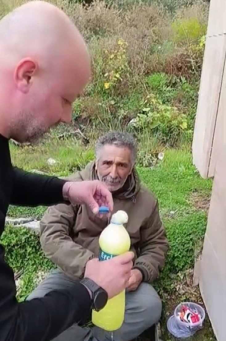 Yerin altından çıkan suya akın ediyorlar! Faydasını duyan şişe şişe götürüyor