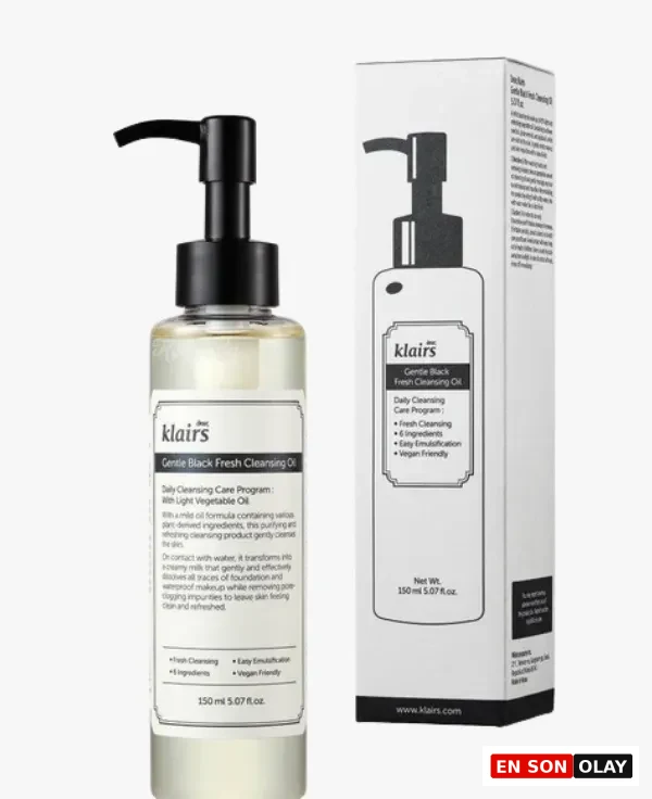 Klairs Gentle Black Fresh Temizleme Yağı şişesi, siyah pompalı şeffaf tasarımı ve yanında duran ürün kutusu ile birlikte, üzerinde günlük cilt temizliği, hafif bitkisel yağ içeriği ve vegan dostu özelliklerini belirten detaylı etiketleriyle beyaz bir zeminde sergileniyor.
