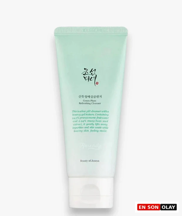 Beauty of Joseon markasının açık yeşil renkli, beyaz kapaklı Green Plum Refreshing Cleanser adlı temizleyici tüpü, düşük pH'lı jel dokusuyla kiri nazikçe arındırarak cildi nemli bırakan özelliklerini detaylandıran yazılarla sergilenmektedir.