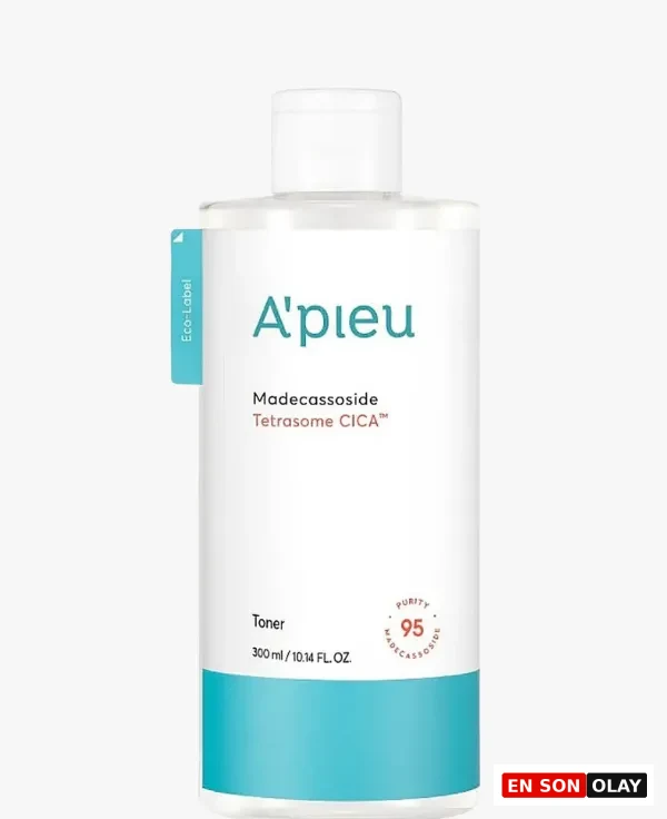Beyaz kapaklı, beyaz zeminli A'pieu Madecassoside Tetrasome CICA Toner şişesi, üzerinde turkuaz Eko-Etiket detayı ve alt kısmında turkuaz bant ile ürünün Madecassoside saflığını belirten kırmızı etiketi görülüyor.