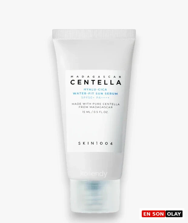 Beyaz bir arka plan üzerinde dikey duran, üzerinde siyah MADAGASCAR CENTELLA yazısı ve Hyalu-Cica Water-Fit Sun Serum SPF50+ PA++++ detayları olan 15 ml hacimli beyaz SKIN1004 güneş serumu tüpü.