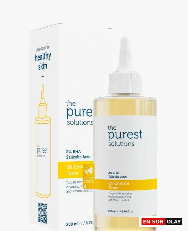 Beyaz arka plan üzerinde duran The Purest Solutions markalı, sarı renkli sıvı içeren şeffaf şişe ve kutusuyla birlikte, özellikle yağ kontrolü ve gözenek temizliği için formüle edilmiş %2 BHA salisilik asit toniği.