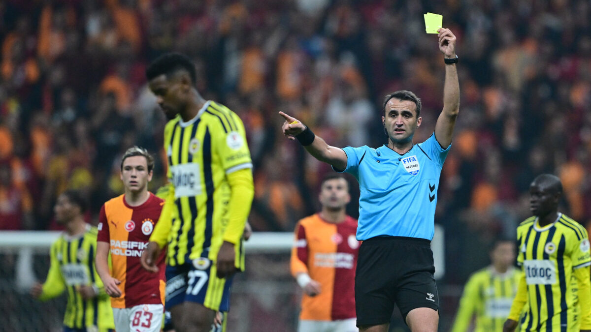 Galatasaray-Fenerbahçe derbisine bir kez daha kartlar havada uçuştu