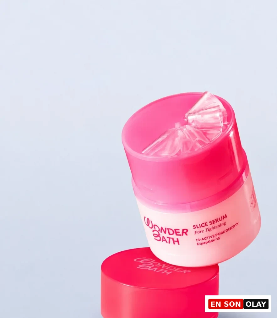 Wonder Bath Slice Serum ürününün açık mor silindirik ambalajı, taze kesilmiş, yarı şeffaf bir hydrojel dilimini hazne dışına doğru çıkararak benzersiz bir dilimleme ve dozlama yeniliğini gözler önüne seriyor.