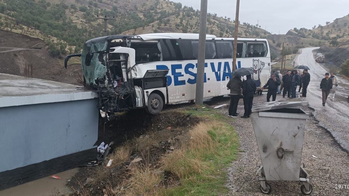 Hakkari-Şırnak yolunda feci kaza 1 ölü, 14 yaralı