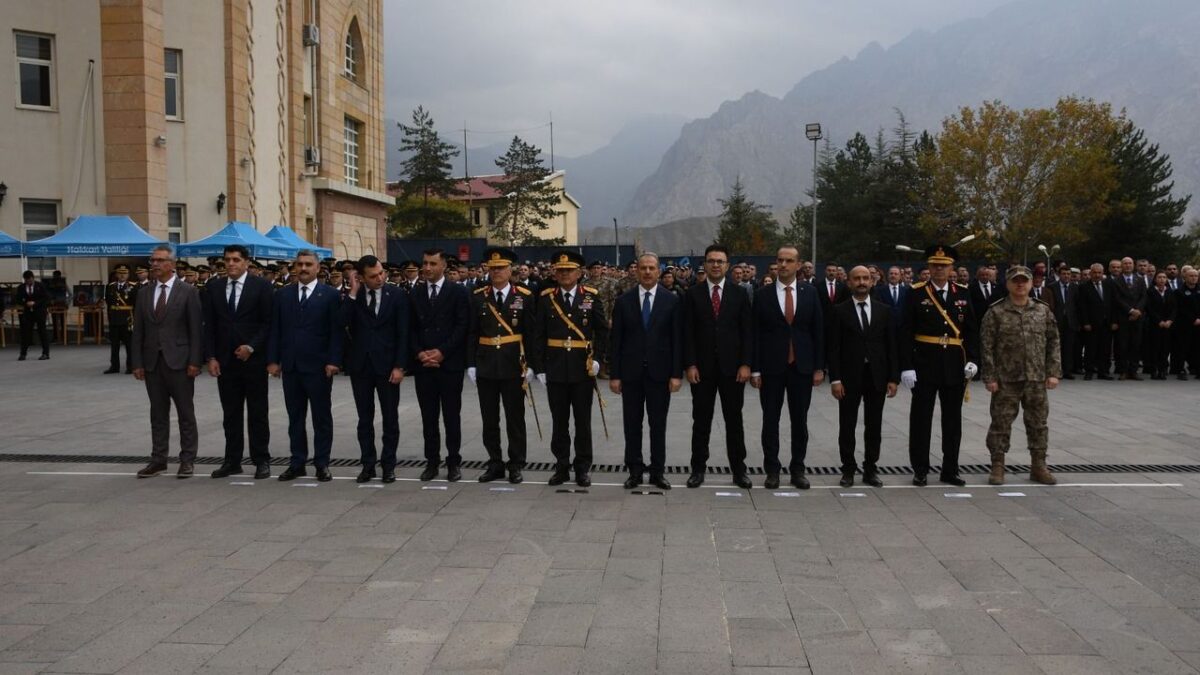 Hakkari’de Cumhuriyet’in 103. yılı için Çelenk Sunma Töreni düzenlendi