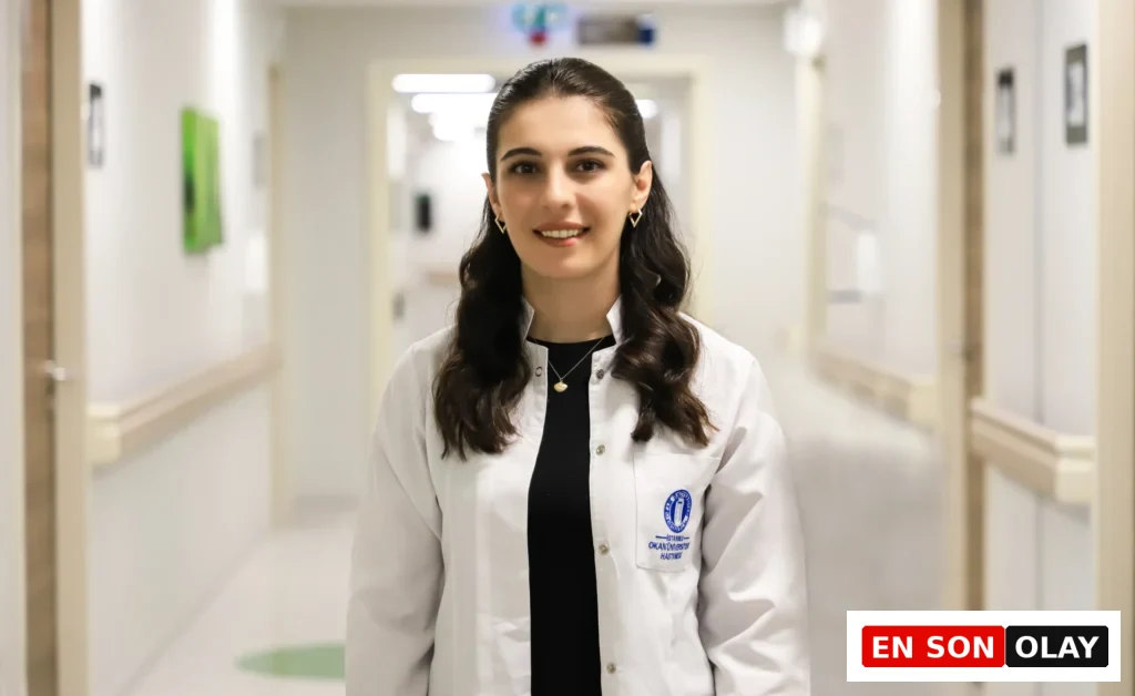 İstanbul Okan Üniversitesi Hastanesi Beslenme ve Diyet Uzmanı İrem Aksoy, hastane koridorunda laboratuvar önlüğüyle gülümseyerek dururken, bağışıklık sistemini güçlendirmenin yolları konusundaki uzman görüşleriyle okuyuculara rehberlik ediyor.