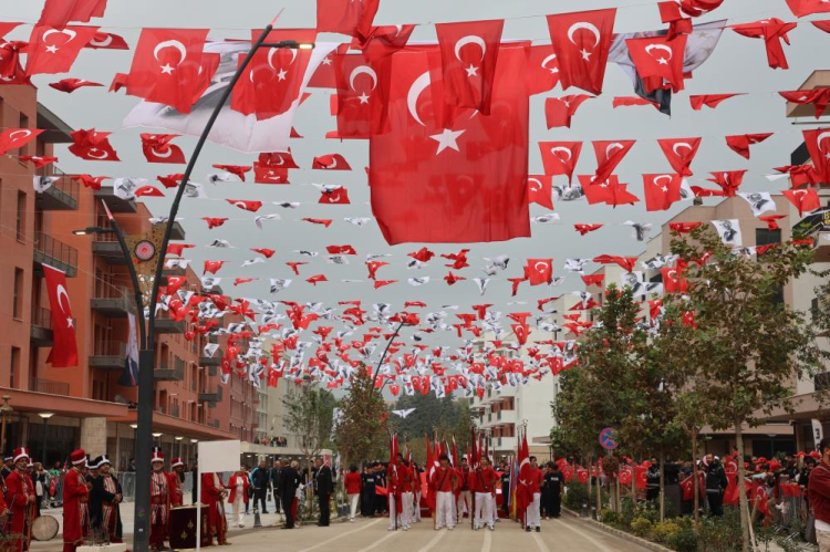 Hatay’da depremde yıkılan Atatürk Caddesi’nde Cumhuriyet coşkusu