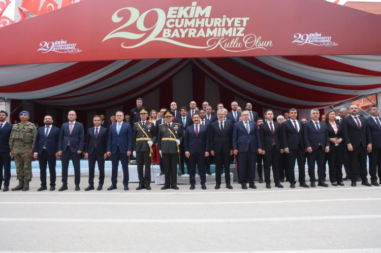 Hatay’da depremde yıkılan Atatürk Caddesi’nde Cumhuriyet coşkusu