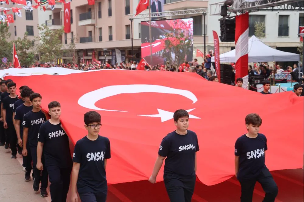 Hatay’da depremde yıkılan Atatürk Caddesi’nde Cumhuriyet coşkusu