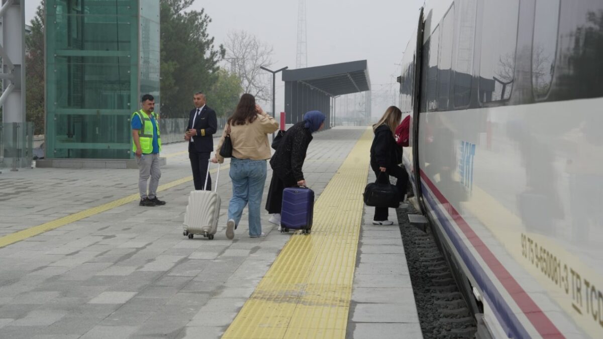 Hızlı tren seferlere başladı! Yol 54 dakikaya düştü