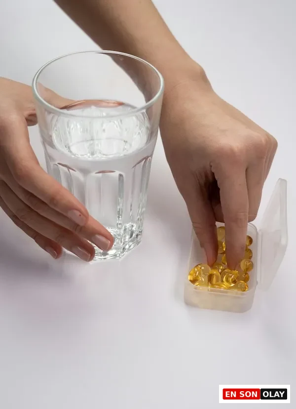 Kadının su ile omega 3 kapsülü alması, kadın sağlığı ve hormon dengesi için takviye kullanımı