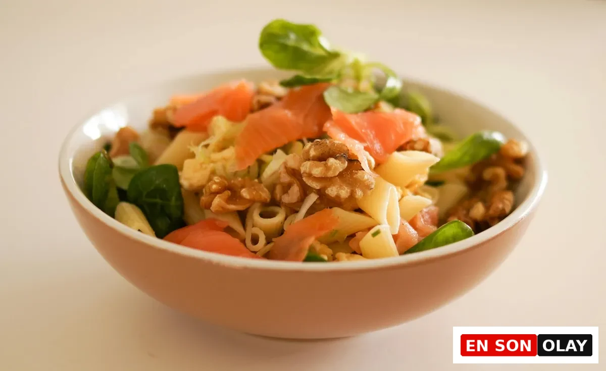 Somon ve cevizli salata, doğal omega 3 kaynakları içeren sağlıklı öğün