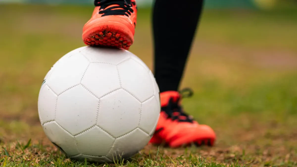 Trendyol 1. Lig'de nefes kesen maraton sürüyor. Ligin dikkat çeken ekiplerinden Iğdır FK ile Boluspor, sahadan 3 puanla ayrılmak için karşı karşıya geliyor. Kritik 90 dakika öncesinde her iki takımın taraftarları canlı yayın bilgilerini araştırıyor. Peki, Iğdırspor Boluspor maçı saat kaçta, nerede izlenir? Iğdır FK Boluspor maçı şifresiz canlı yayınlanacak mı? İşte merak edilen ayrıntılar