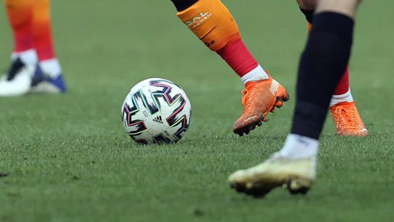 Iğdırspor - Boluspor maçı canlı nasıl izlenir?Karşılaşmayı televizyondan canlı takip etmek isteyenler Türksat uydu alıcıları veya dijital platformlar üzerinden TRT Spor frekansını ayarlayarak maçı şifresiz izleyebilir. İnternet üzerinden takip etmek isteyen futbolseverler ise TRT Spor'un resmi web sitesi ve mobil uygulaması üzerinden yayına anında erişim sağlayabilir.