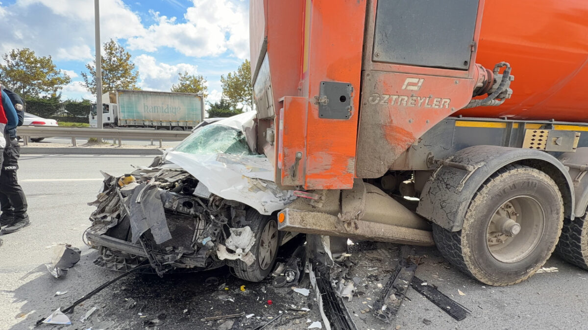 İki kamyonun arasında kaldı: Hurdaya dönen otomobilden sağ çıktı