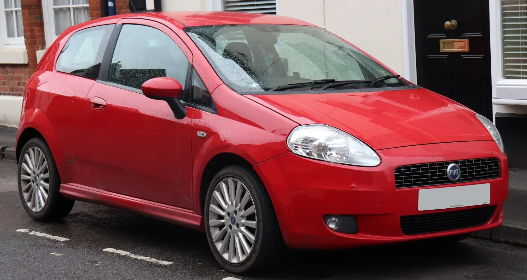 1 - Fiat PuntoFiat Punto, kompakt boyutları ve farklı motor seçenekleriyle şehir içi kullanım için değerlendirilebilecek modellerden biri olarak görülüyor. Benzinli ve dizel motor seçenekleri bulunan aracın manuel vitesli versiyonları, uygun fiyatlı otomobil arayanların inceleyebileceği alternatifler arasında yer alıyor.