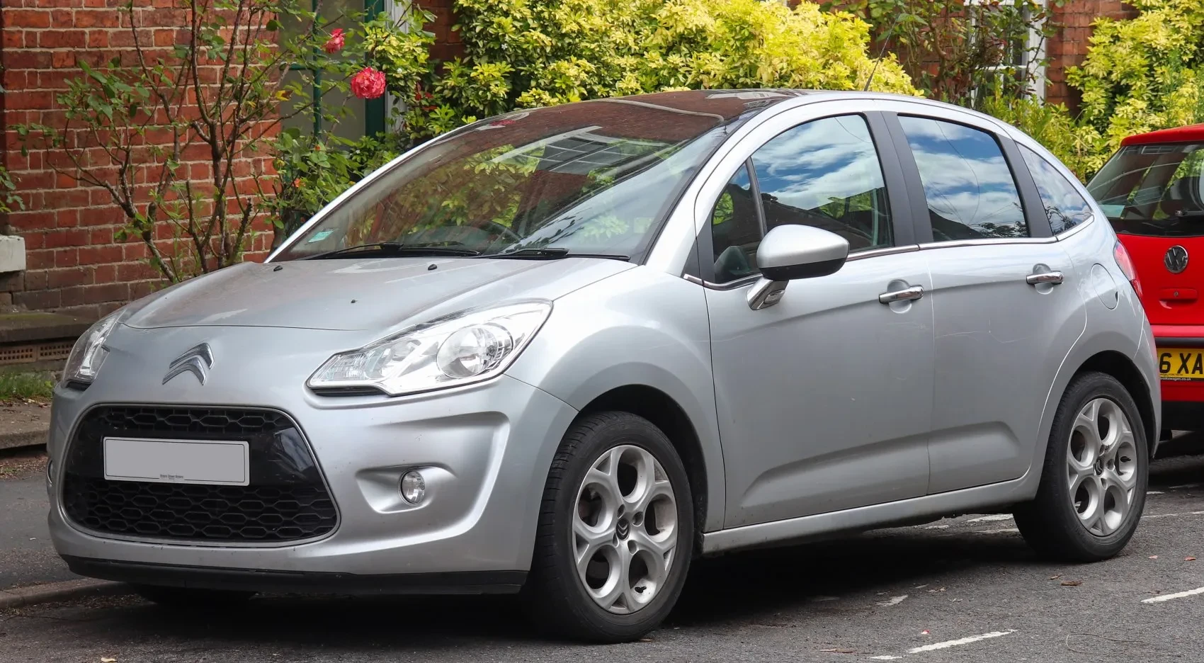 2 - Citroen C3 (2009-2011)Kompakt yapısıyla şehir içinde kullanım için değerlendirilebilecek Citroen C3, özellikle günlük ulaşımını otomobille sağlamak isteyen öğrencilerin inceleyebileceği alternatiflerden biri.