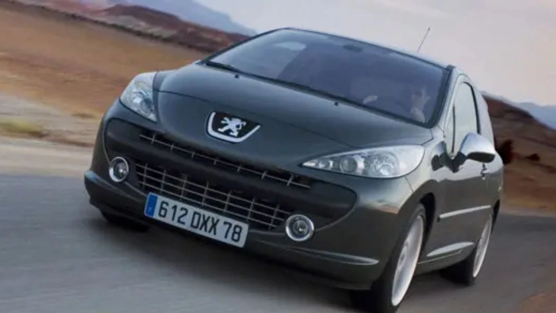 3 - Peugeot 207Peugeot 207, benzinli ve dizel motor seçenekleriyle ikinci el pazarında karşılaşılabilen modellerden biri. Manuel vitesli versiyonlarıyla da öne çıkan araç, ilk otomobilini almak isteyenler için alternatif oluşturuyor.