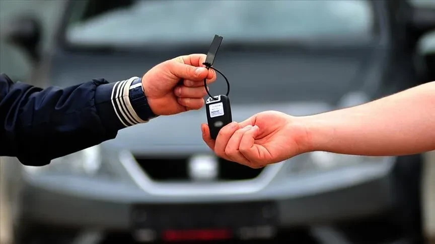 İkinci el otomobil alırken nelere dikkat edilmeli?Düşük bütçeyle araç arayanların ilan fiyatlarının yanı sıra otomobilin genel durumunu da karşılaştırması büyük önem taşıyor. Uzmanlar aynı model ve model yılında bulunan araçlar arasında kilometre, hasar geçmişi, donanım ve bakım durumu nedeniyle önemli farklar oluşabileceğine vurgu yapıyor. Bu nedenle satın alma öncesinde ekspertiz yaptırılması ve aracın masraflarının hesaba katılması önem taşıyor.