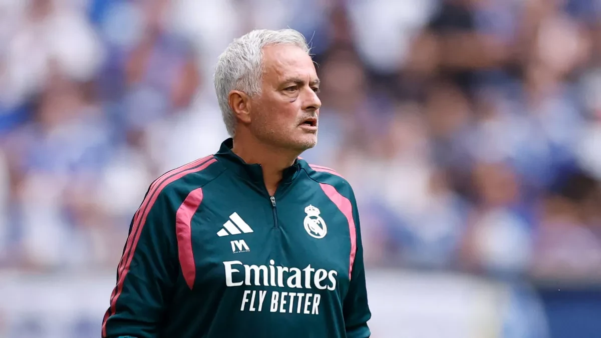 Real Madrid içinde kaos sürüyorİspanyol radyo kanalı Cadena SER'de yer alan habere göre, geçtiğimiz sezon Federico Valverde ile Aurélien Tchouaméni arasında yaşanan gerilimin izlerini taşıyan soyunma odasındaki anlaşmazlıklar halen devam ediyor.
