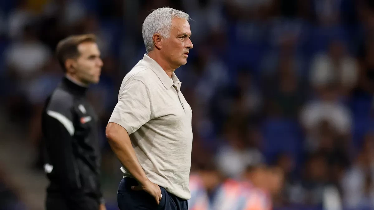Real Madrid zorlu fikstüre girdiBaşkent ekibi, ekim ayında Roma mücadelesinin ardından sahasında Sevilla ile Leipzig'i ağırlayacağı ve ayın 25'inde deplasmandaki El Clasico'da Barcelona'nın karşısına çıkacağı son derece zorlu bir fikstüre girerken, takım içindeki bu huzursuzluk endişe yaratıyor.