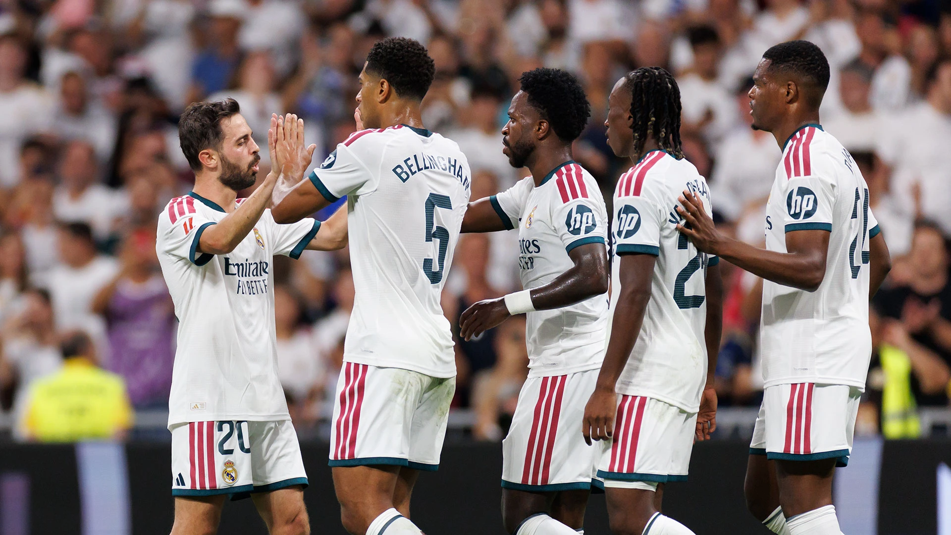 İki futbolcu kavga mı etti?Hatta krizin boyutunun, isimleri gizli tutulan iki oyuncu arasında yaşanan bir arbedeye kadar uzandığı öne sürüldü. Kritik maçlar öncesinde son derece gergin bir ortam oluştuğu kaydedildi.