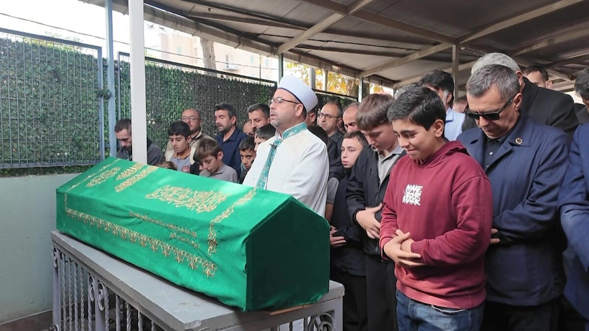 İstanbul'da gecekonduda çıkan yangında can veren çocuk, toprağa verildi