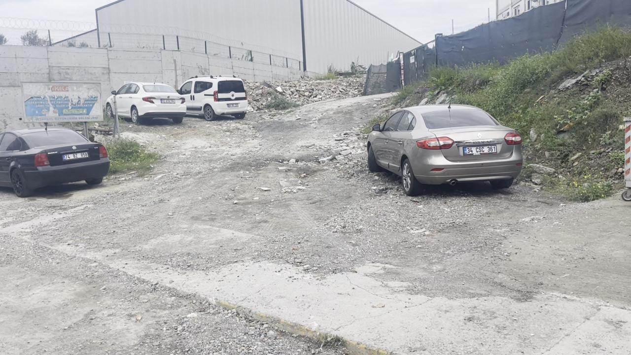Büyükçekmece’de 1 kişinin öldüğü saldırının şüphelisi Bağcılar’da otomobilde ölü bulundu.
