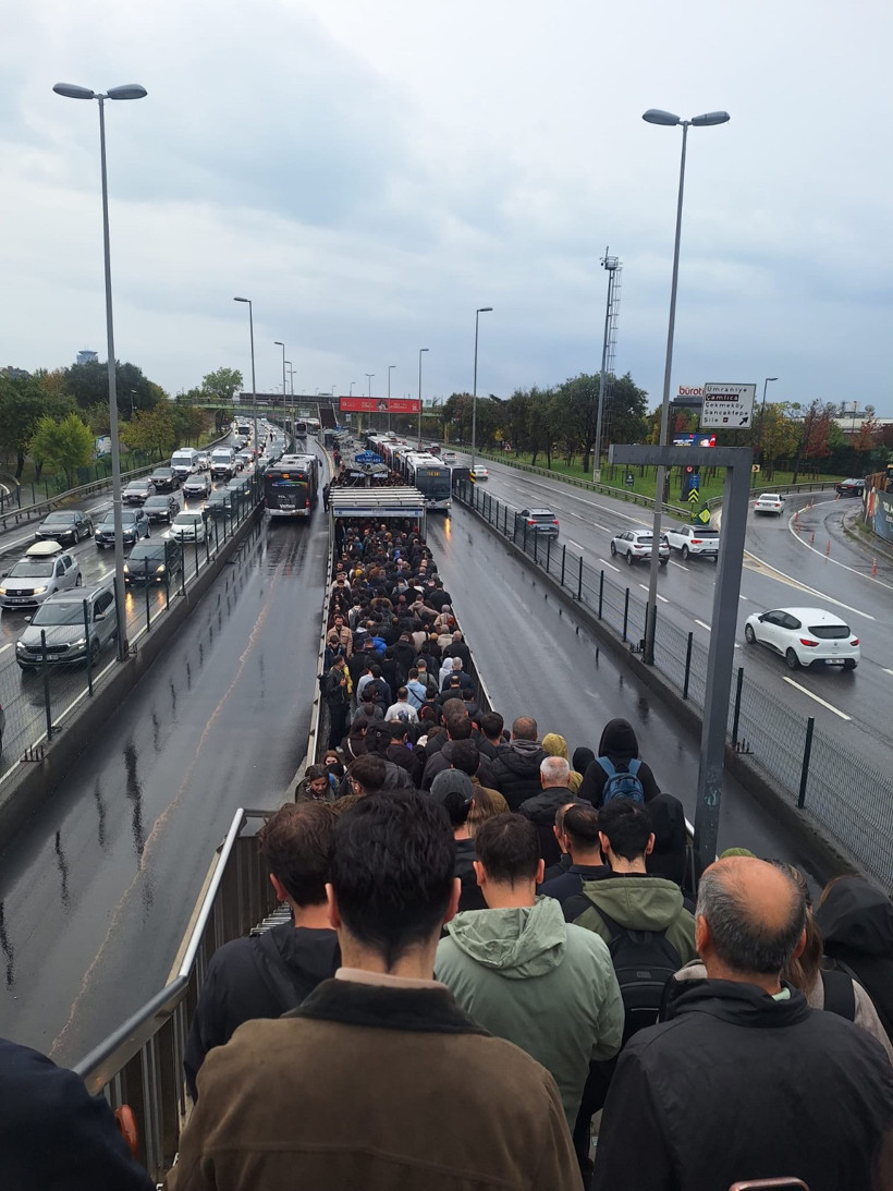 İstanbul’da sağanak yağış alarmı. Yollar göle döndü trafik çilesi başladı - Resim : 3