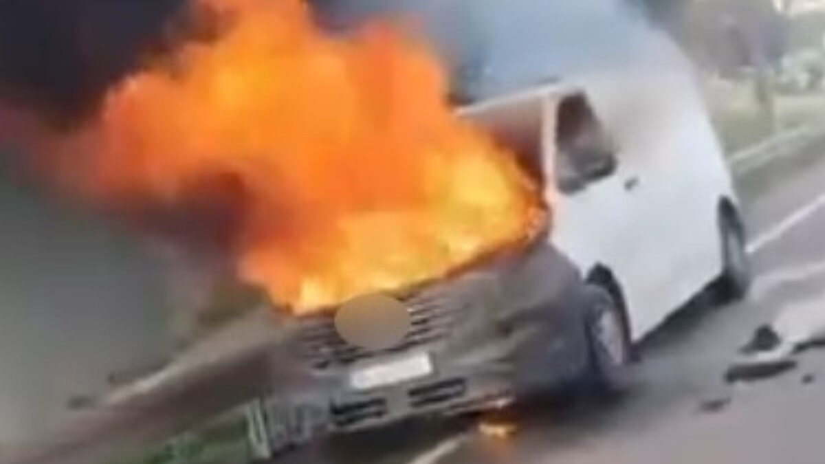 İstanbul'da servisten 2 saat önce çıkan araç, alev alev yandı