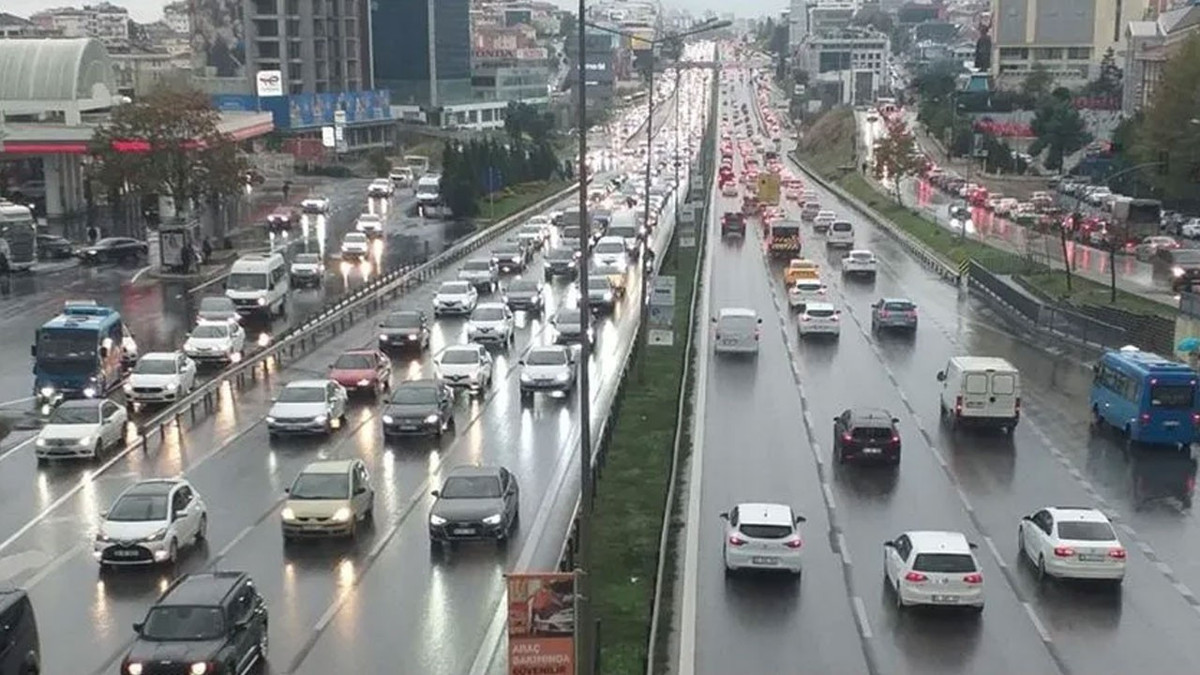 İstanbul'da yağmur trafiği kilitledi: Yoğunluk yüzde 80'e ulaştı