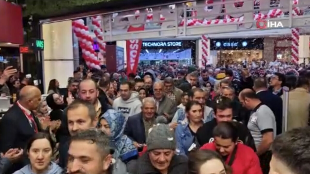 İstanbul'da zincir market açılışında indirim izdihamı