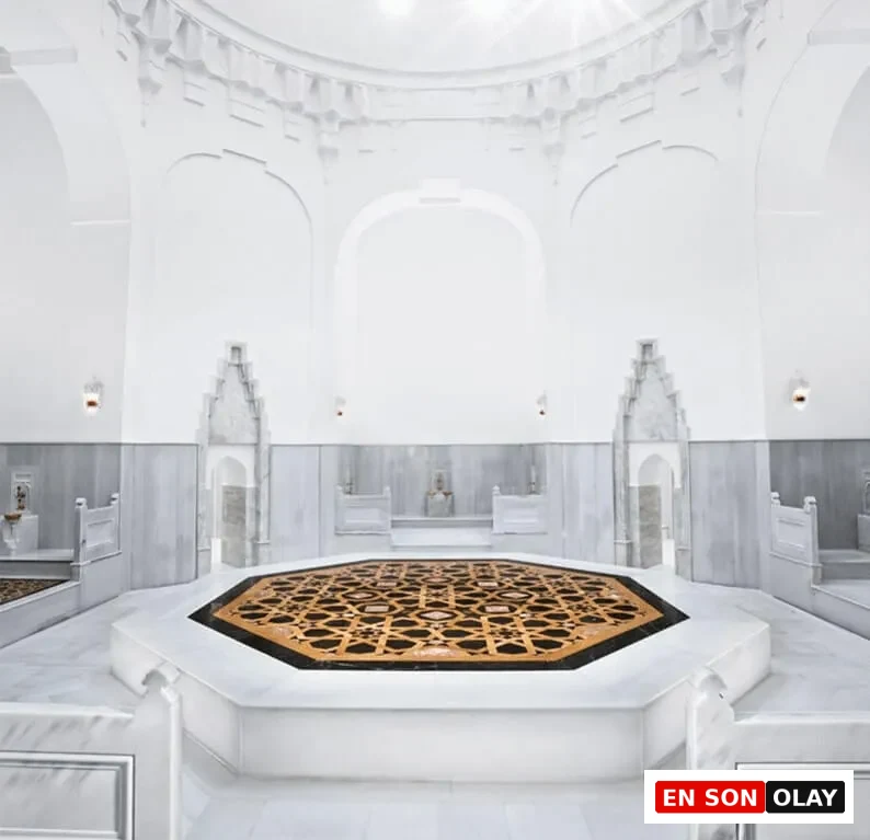 Hürrem Sultan Hamamı’nın mermer kubbeli göbek taşı ve geleneksel Osmanlı mimarisiyle İstanbul’un en lüks hamamlarından biri.