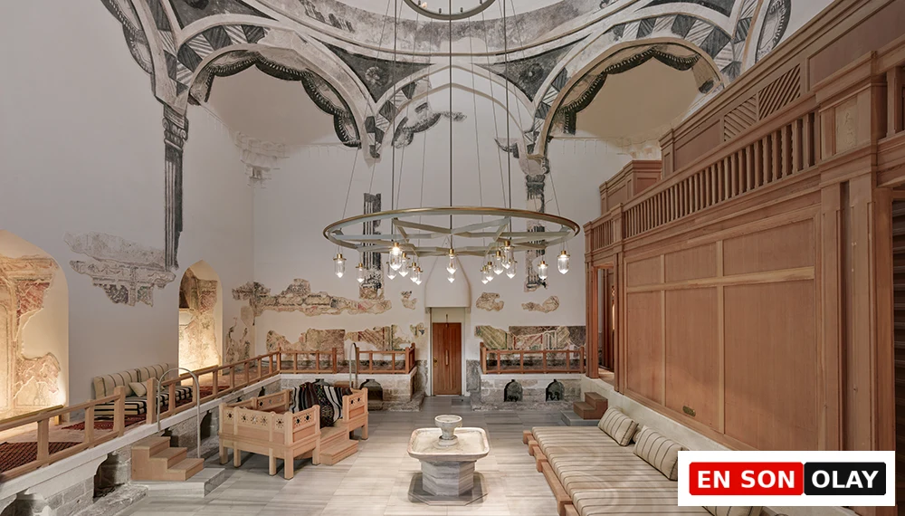 Zeyrek Çinili Hamam’ın restore edilmiş tarihi salonu, Osmanlı dönemi duvar süslemeleri ve modern aydınlatma detaylarıyla İstanbul’un en etkileyici hamamlarından biri.