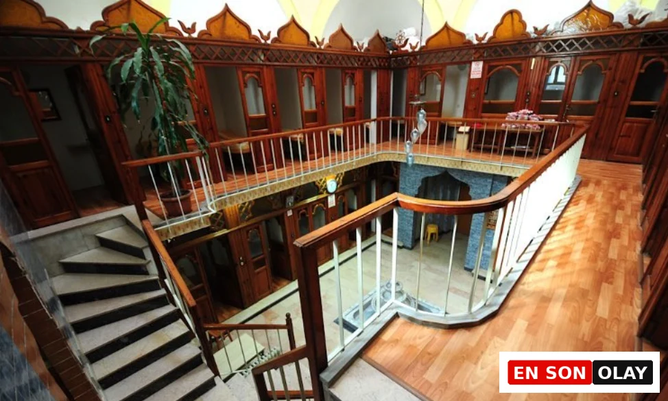 Tarihi Üsküdar Çinili Hamamı’nın iki katlı soyunma alanı, ahşap detaylı kabinleri ve geleneksel mimarisiyle İstanbul’un en otantik hamamlarından biri.