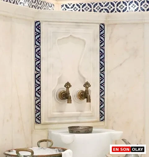Çırağan Palace Kempinski’de yer alan Sanitas SPA’nın mermer kurnalı, geleneksel motifli ve zarif detaylarla süslenmiş lüks Türk hamamı alanı.