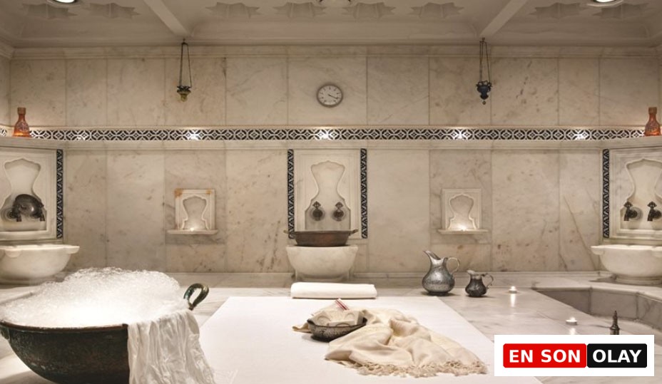 Çırağan Palace Kempinski içerisindeki Sanitas Spa menüsünde çeşit çeşit masajlar, kişiye özel jakuziler, süt banyoları, bakımlar, sauna, havuz, fizyoterapi uygulamaları gibi şımartan deneyimler sunuyor.