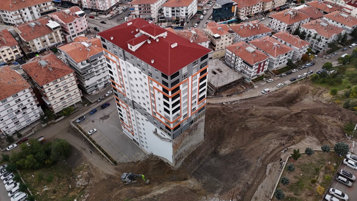 İstinat duvarı çöktü, 17 katlı binanın temeli açığa çıktı
