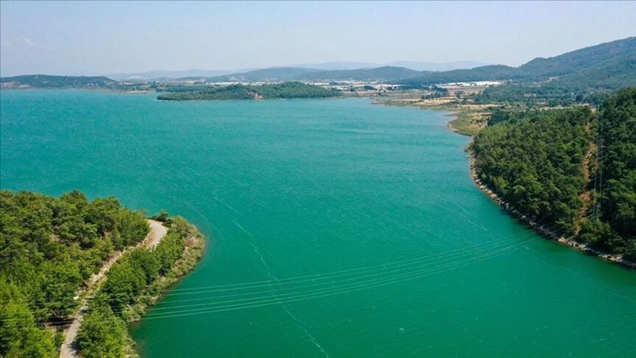 Tahtalı Barajı yüzde kaç dolu?İzmir'in en önemli su kaynaklarından biri olan Tahtalı Barajı'nda aktif doluluk oranı yüzde 43,27 olarak kaydedildi. Barajın toplam su hacmi 143 milyon 605 bin metreküp, kullanılabilir su hacmi ise 124 milyon 205 bin metreküp seviyesinde.