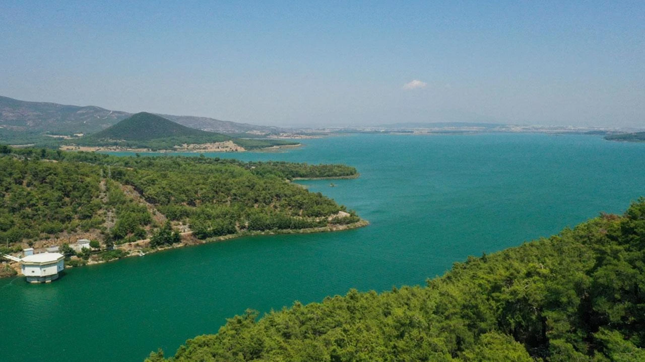 İzmirlilerin yakından takip ettiği İzmir baraj doluluk oranları, yağışların yanı sıra kentteki su tüketimi ve barajlardan yapılan su kullanımı nedeniyle gün gün değişebiliyor. Bu nedenle güncel veriler, kentin su kaynaklarının durumu açısından önem taşıyor.8 Ekim 2026 İzmir baraj doluluk oranları kısa özet- Ürkmez Barajı: %60,49- Alaçatı Kutlu Aktaş Barajı: %49,44- Balçova Barajı: %46,98- Tahtalı Barajı: %43,27- Gördes Barajı: %29,65