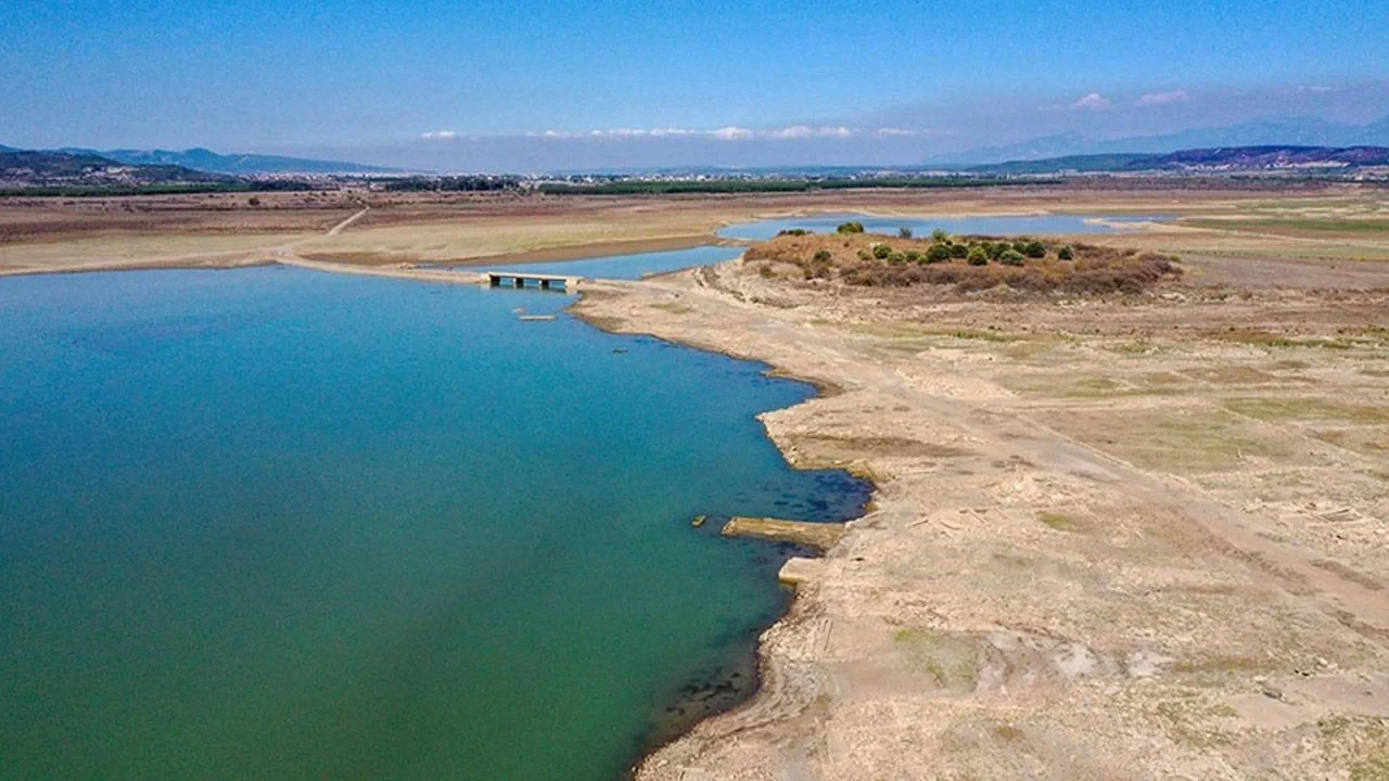 İzmir baraj doluluk oranları 8 Ekim 2026İZSU'nun 8 Ekim 2026 tarihli verilerine göre İzmir'deki barajların aktif doluluk oranları şöyle:Ürkmez Barajı: Aktif doluluk oranı %60,49. Toplam su hacmi 4 milyon 995 bin m³, kullanılabilir su hacmi 4 milyon 620 bin m³.Alaçatı Kutlu Aktaş Barajı: Aktif doluluk oranı %49,44. Toplam su hacmi 8 milyon 410 bin m³, kullanılabilir su hacmi 7 milyon 910 bin m³.Balçova Barajı: Aktif doluluk oranı %46,98. Toplam su hacmi 3 milyon 718 bin m³, kullanılabilir su hacmi 3 milyon 581 bin m³.Tahtalı Barajı: Aktif doluluk oranı %43,27. Toplam su hacmi 143 milyon 605 bin m³, kullanılabilir su hacmi 124 milyon 205 bin m³.Gördes Barajı: Aktif doluluk oranı %29,65. Toplam su hacmi 145 milyon 350 bin m³, kullanılabilir su hacmi 129 milyon 850 bin m³.